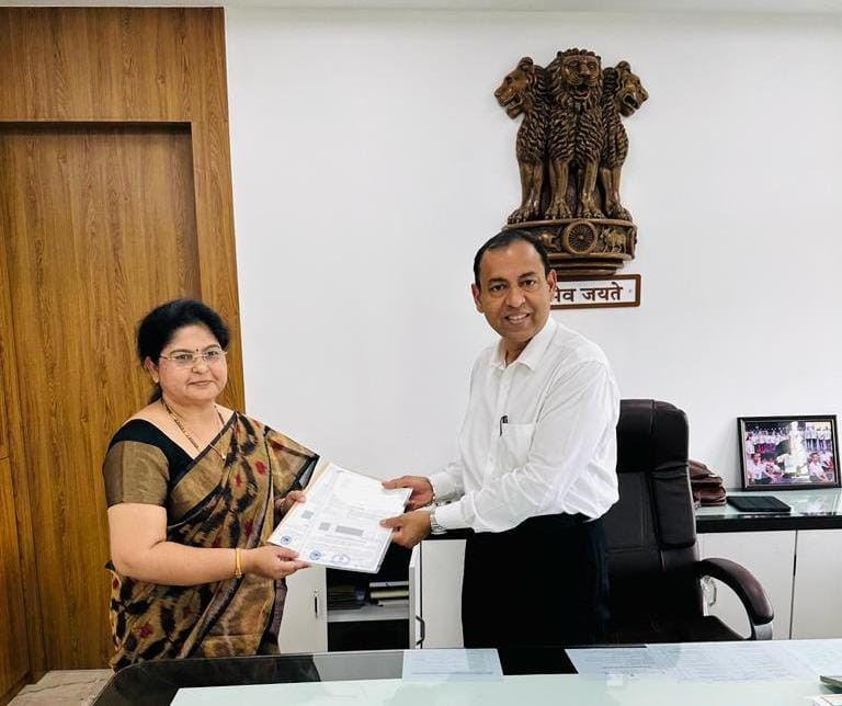 An impactful collaboration unfolds as Smt. Usha Mangalgi GM-BECIL & Mr. R. Nivatkar, IAS, Commissioner-Directorate of Medical Education & Research, Maharashtra Govt